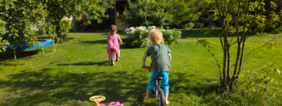 Kinder spielen frei im großen naturnahen Garten und sammeln täglich neue Bewegungs- und Naturerfahrungen.